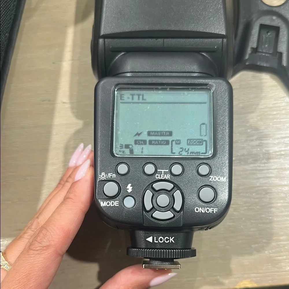 DF4000u PowerZoom Flash for Canon and Nikon DSLRs - Black